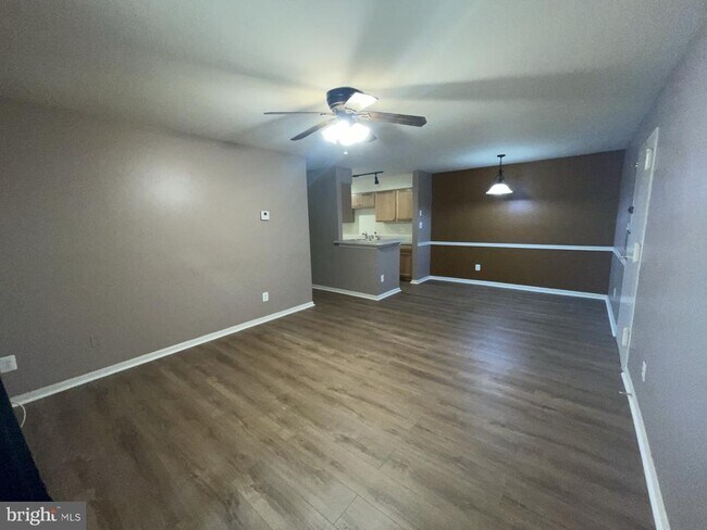 Foto del edificio - 5904 Bayshire Rd