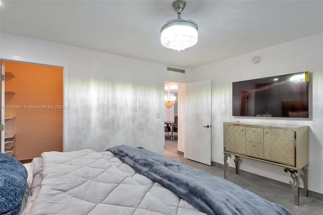 Building Photo - 4001 S Ocean Dr