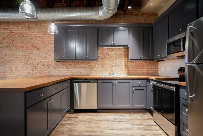 Foto del edificio - 210 E Washington Ave