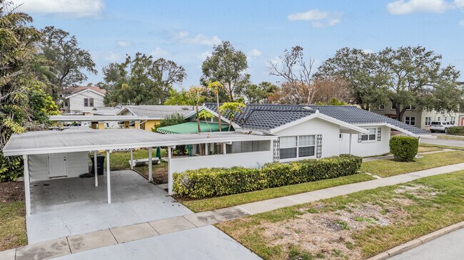 Photo - 524 Columbia Dr House