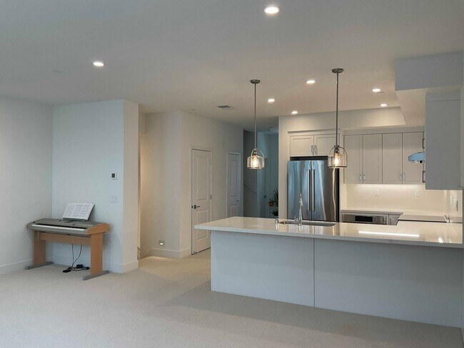 Building Photo - 2753 Oak Rd