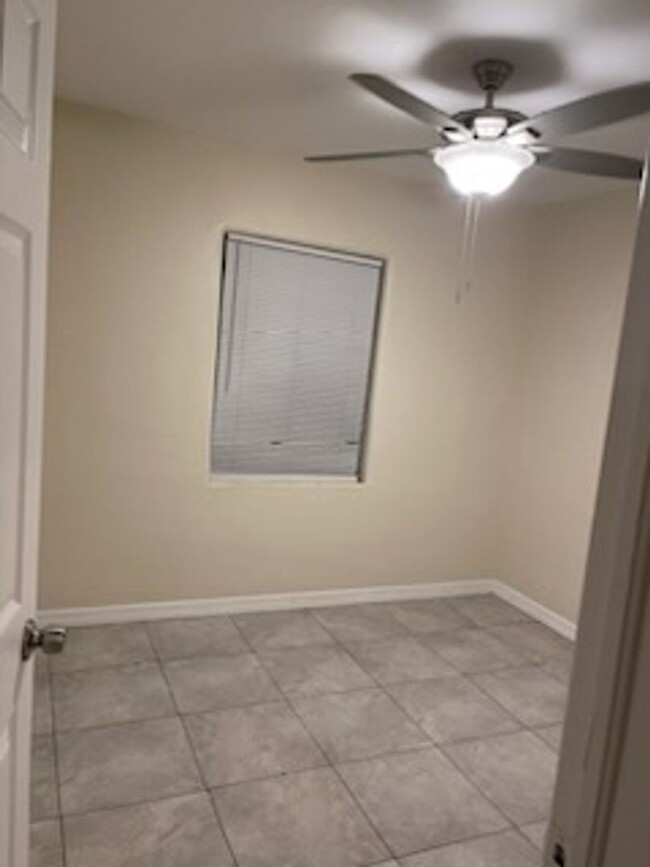 Building Photo - 3 Bedroom 1 Bathroom Home For rent at 606 ...