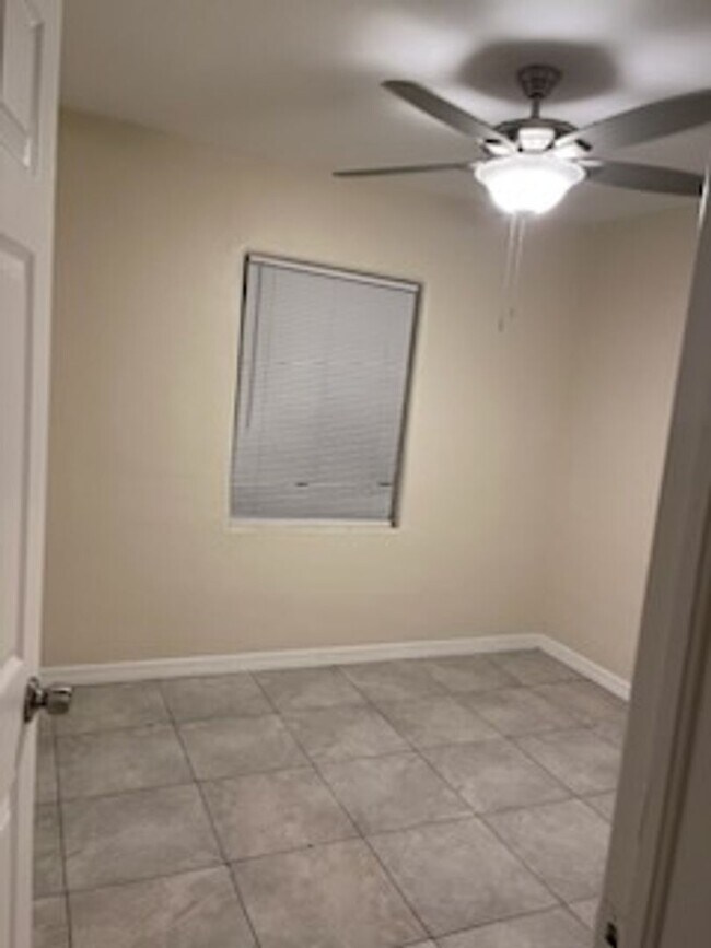 Foto del edificio - 3 Bedroom 1 Bathroom Home For rent at 606 ...