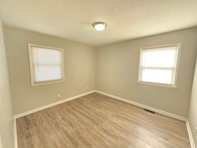 Foto del edificio - Updated 3 bedroom home located off Bardstown Rd!