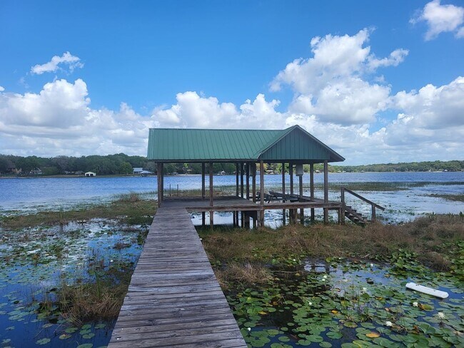 Foto del edificio - Little Lake Weir Waterfront FENCED 3BR/2BA on 6 Acres with Horse Barn, Private Boat Ramp & Dock