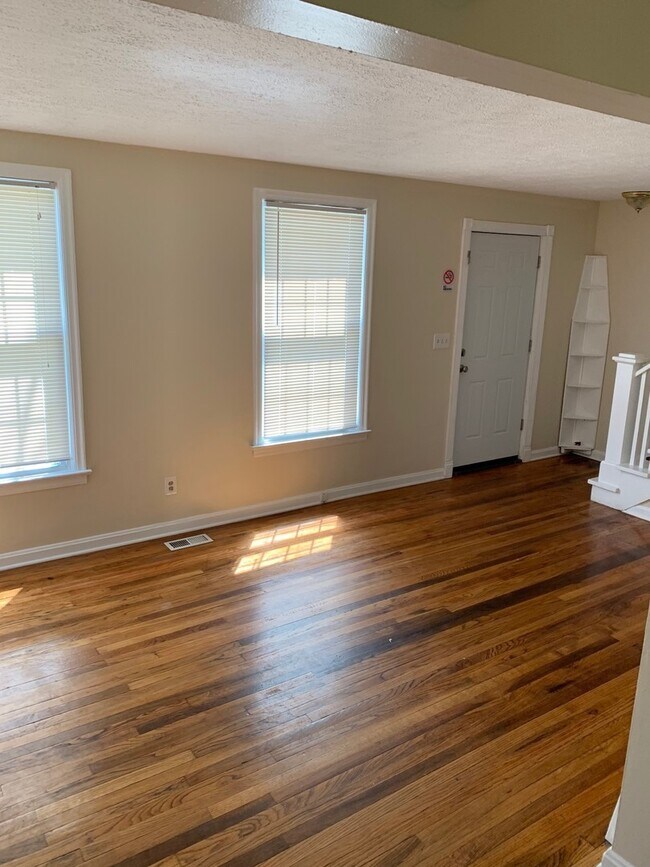 Building Photo - Near School and Downtown - 2 Bedroom & 1 Bath