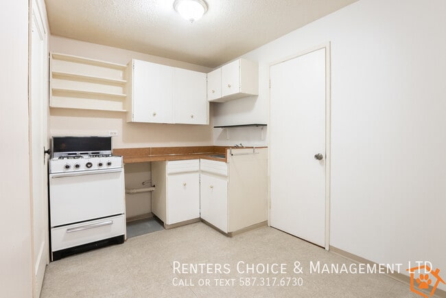Building Photo - Conveniently Located and Pet Friendly Base...