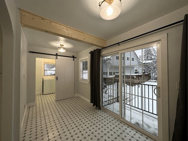 Building Photo - 608 Neal St