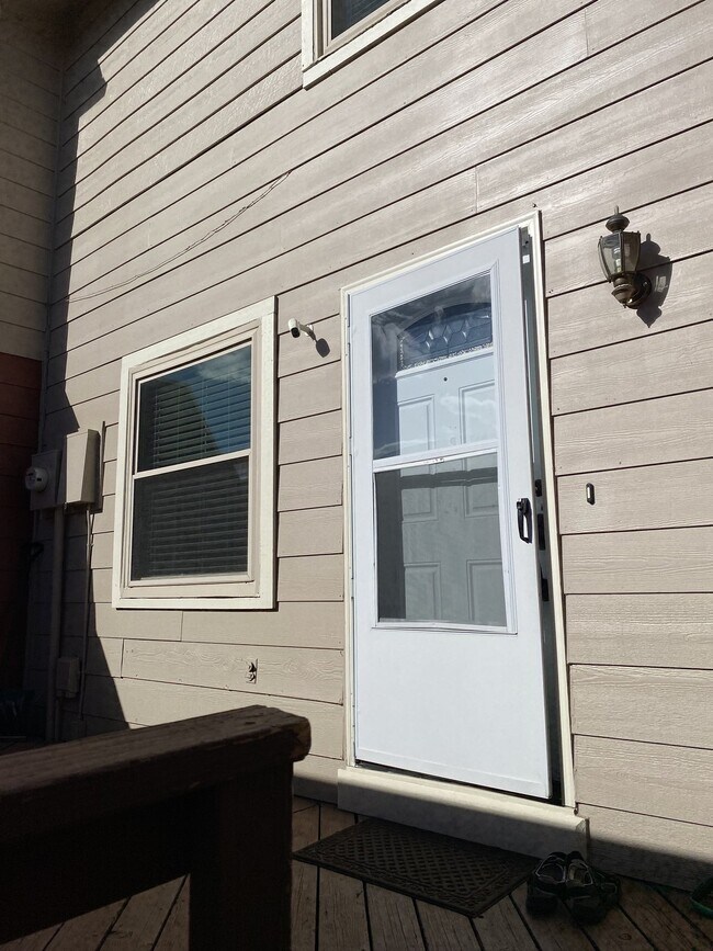 Building Photo - 2 bedroom westside - Rockrimmon