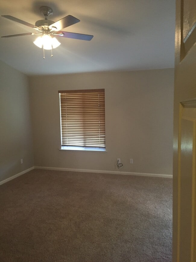 Building Photo - Beautiful 3 bed 2 bath West side of Madera