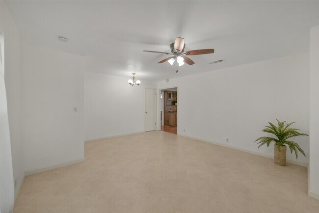 Foto del edificio - 8415 Braesdale Ln