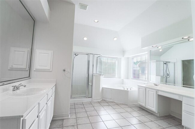 Building Photo - 3365 Moroney Dr