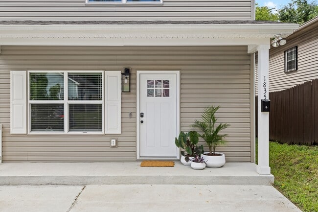 Photo - 1835 Glade St House