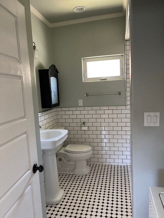 Building Photo - Darling Old Roseville Home - Dog Friendly!