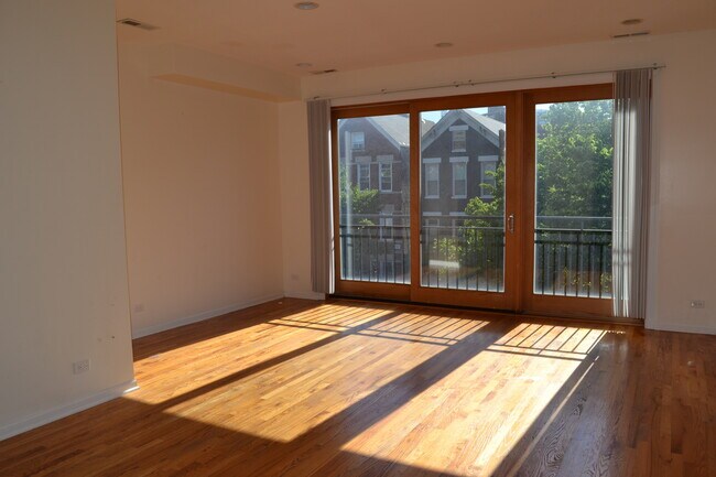 Foto del edificio - Gorgeous 2bd/2bth Excellent location on Bo...