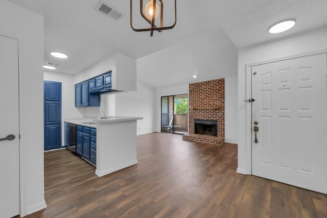 Photo - 2006 Cloisters Dr Apartment