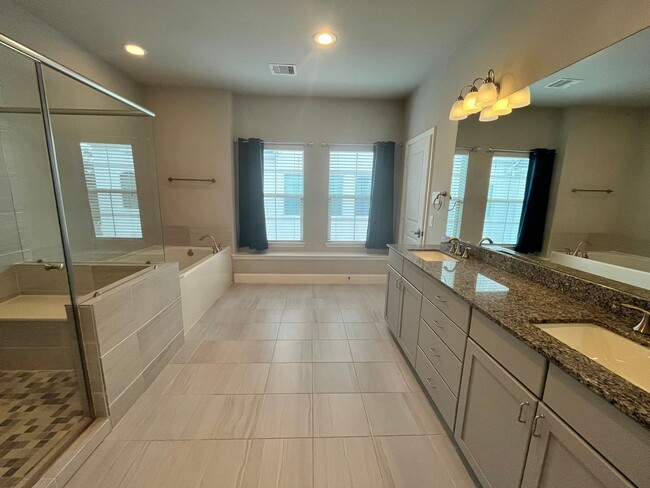 Foto del edificio - Stunning 3-story, 3 bedroom, 3.5 baths!! M...