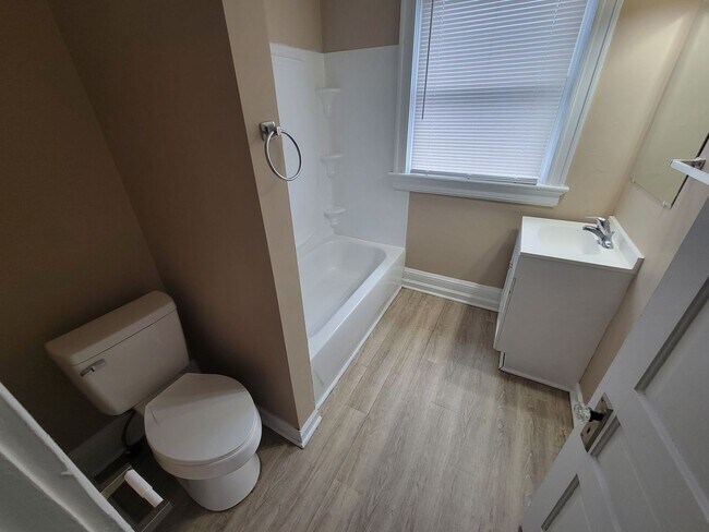 Building Photo - 517 North D St 5BR/2BA (Hamilton)