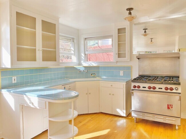 Foto del edificio - Hillside Los Feliz Cottage w/ Yard, Parking *ALL UTILITIES INCLUDED*