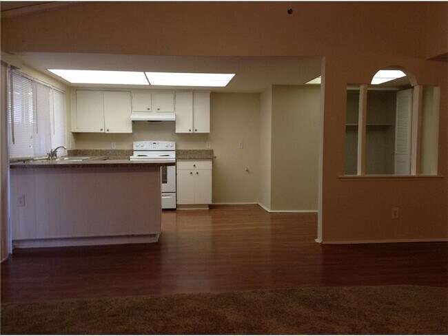 Building Photo - 305 Colonel Dr