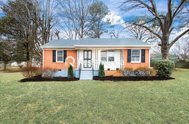 Building Photo - Newly Renovated 3/1 in 38109!