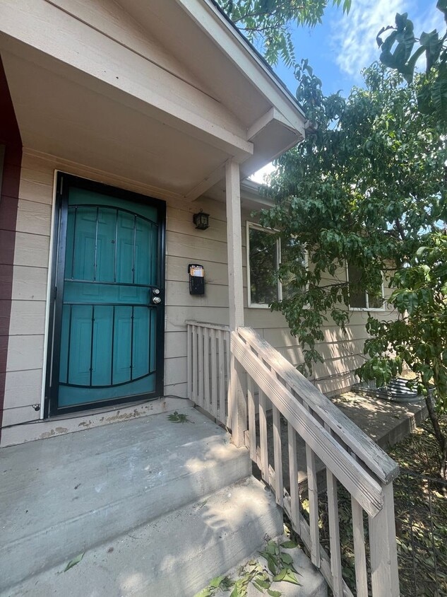 Primary Photo - Spacious 4 Bed / 2 Bath Unit in Westwood C...