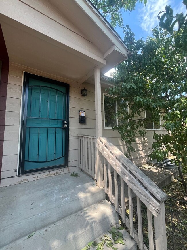 Building Photo - 3511 W Dakota Ave