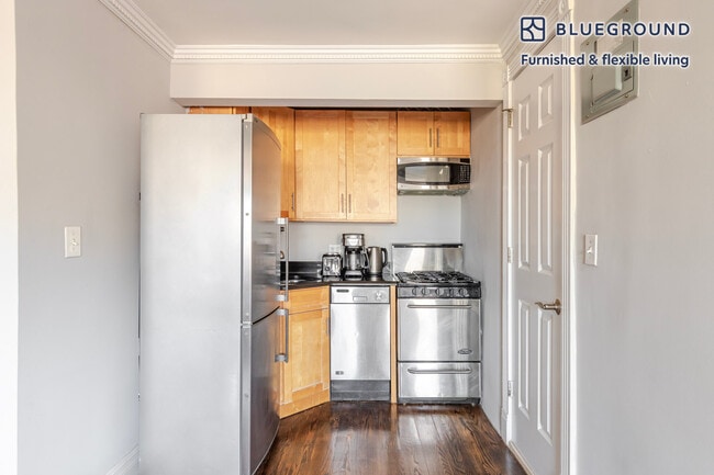 Building Photo - 562 Hudson St