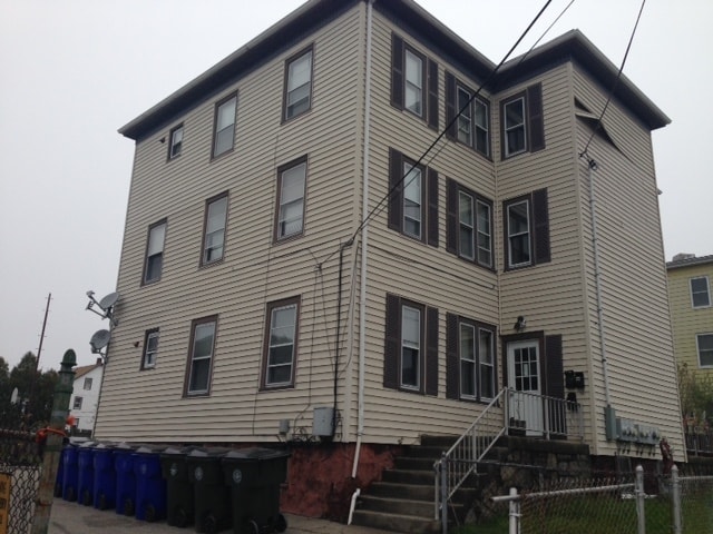 Building Photo - 70 Plain St