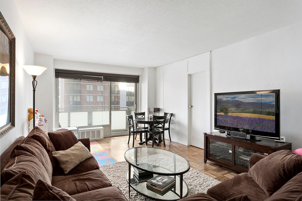 Primary Photo - 300 E 40th St