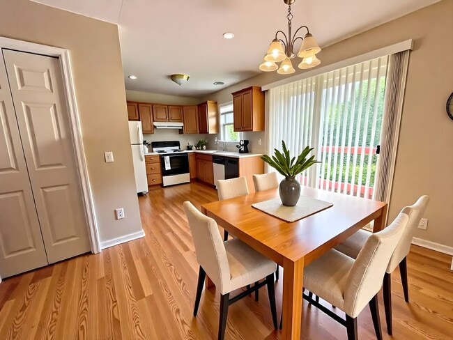 Building Photo - 3 Bedroom 1.5 Bathroom Available in Elizab...