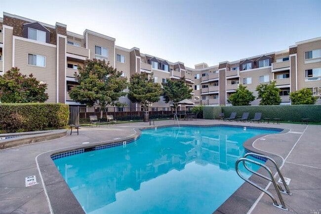 Building Photo - Perectly Located, Spacious, 2bed/ 2bath, Emeryville Condo For Rent