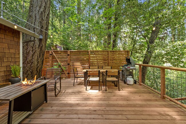 Building Photo - Fully Furnished hillside 30+ day stay home...