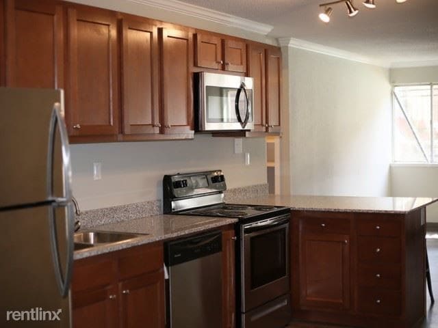 Building Photo - 200 Oakcrest Dr