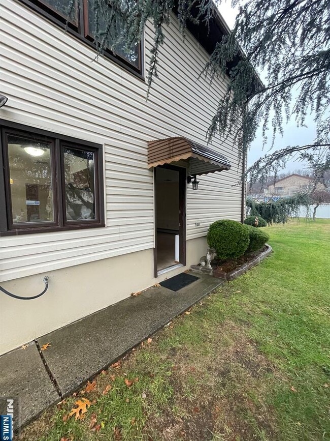 Building Photo - 409 E Phillip Ave