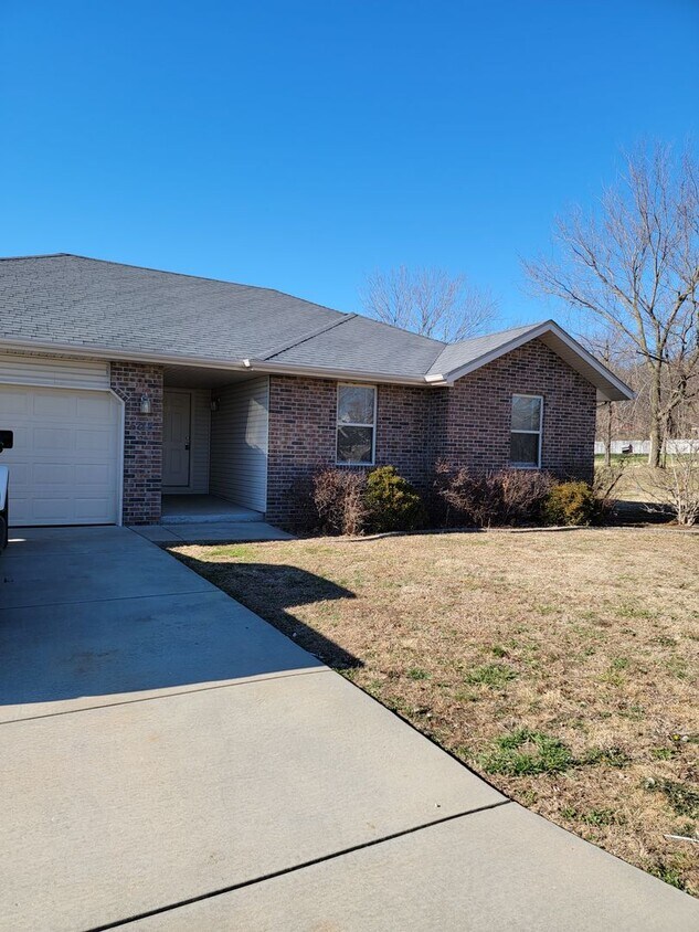 Primary Photo - Great Carl Junction! 3br 2ba!