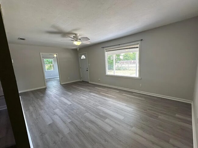 Building Photo - 602 W Avenue B