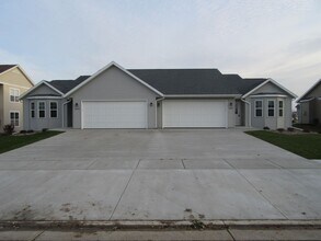 Building Photo - 4620-4622 Woodgate Dr