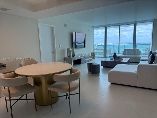 Foto del edificio - 1331 Brickell Bay Dr