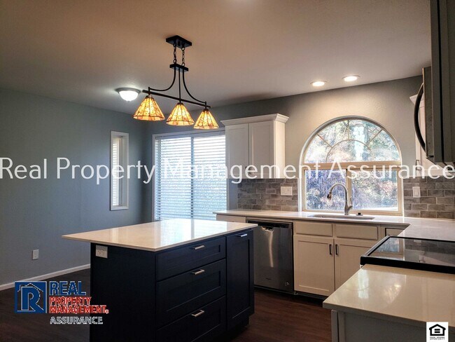 Building Photo - PRICE REDUCED! $500 Discount on 1st mo ren...
