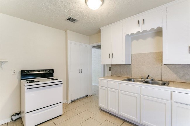 Foto del edificio - 5619 Chapman St