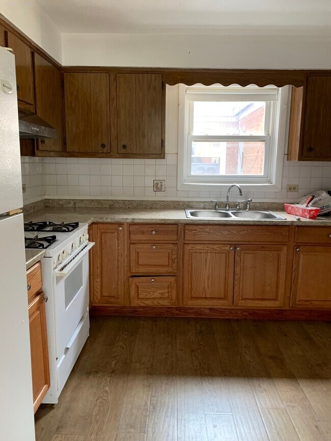 Building Photo - 2353 W Birchwood Ave