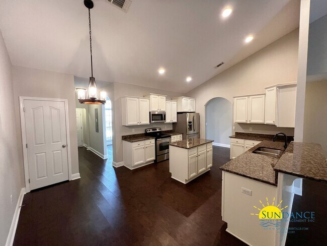 Foto del edificio - 4 Bedroom home with custom upgrades in the...