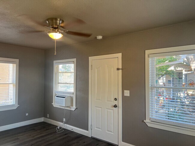 Foto del edificio - Updated One Bedroom Cottage With Private Yard