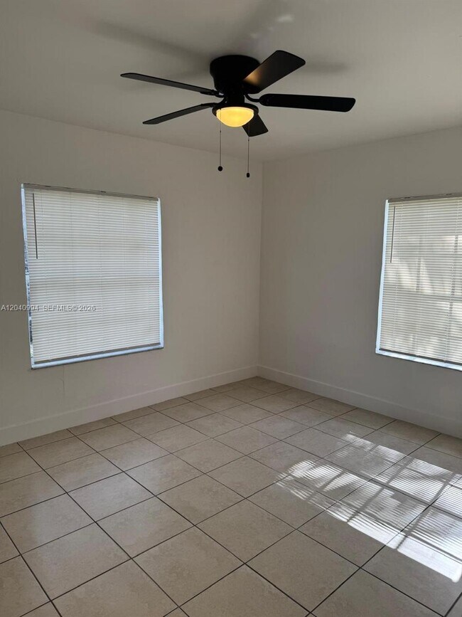 Foto del edificio - 820 NE 141st St