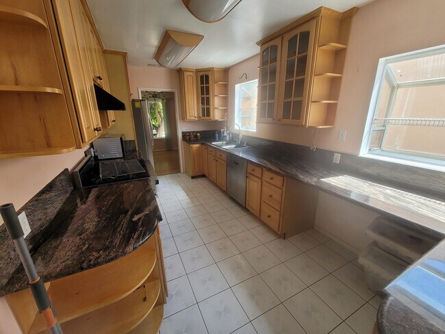 Kitchen - 10724 Encino Ave