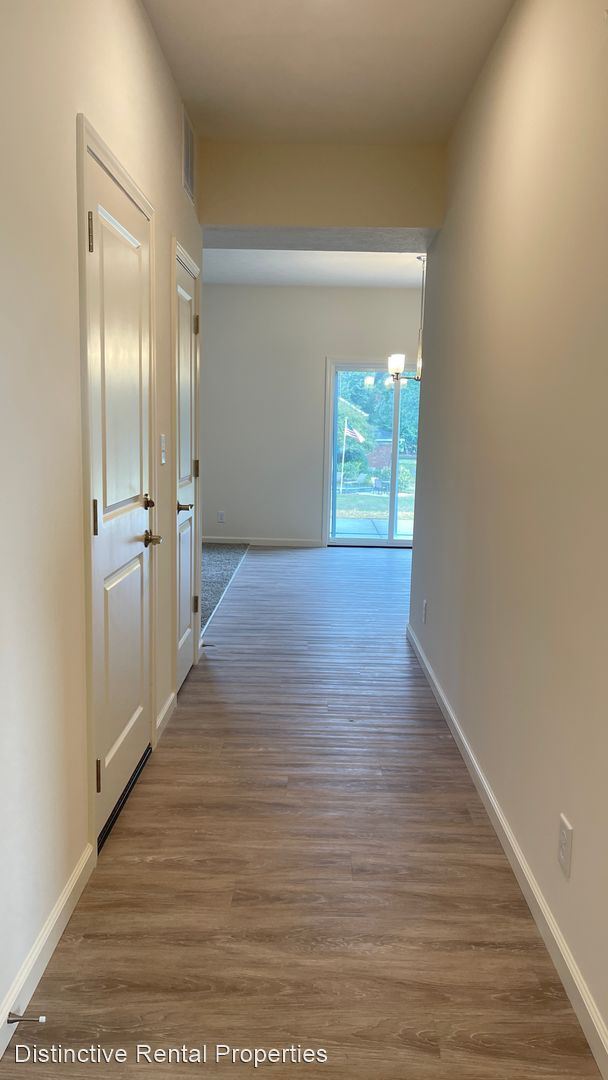 Building Photo - 4 br, 2.5 bath House - 6480 Wallingford St