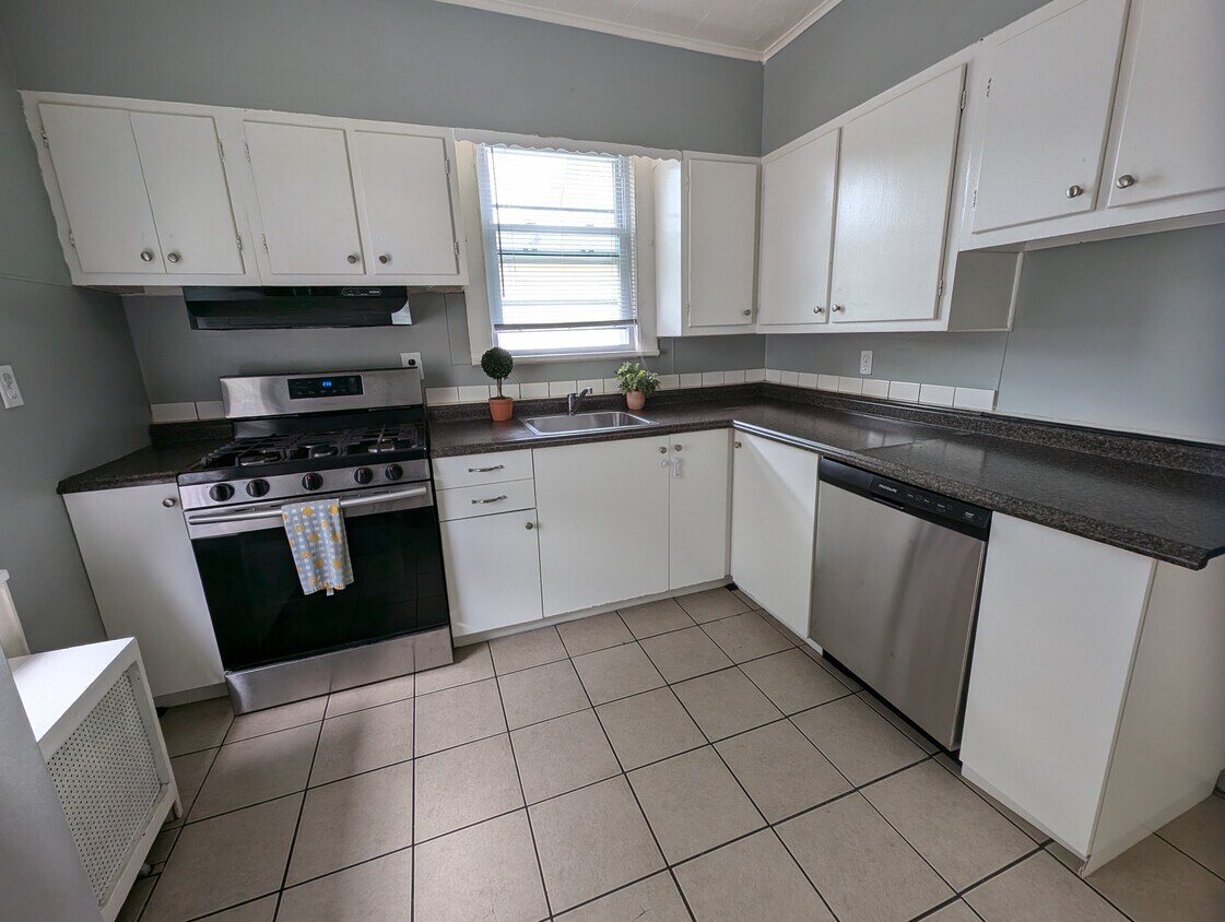 Kitchen - 15 Mountain View St
