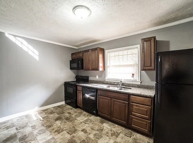 Building Photo - 3 bed and 1 bath in Decatur!
