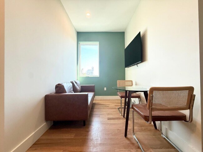 Foto del edificio - Furnished room/NOT APARTMENT